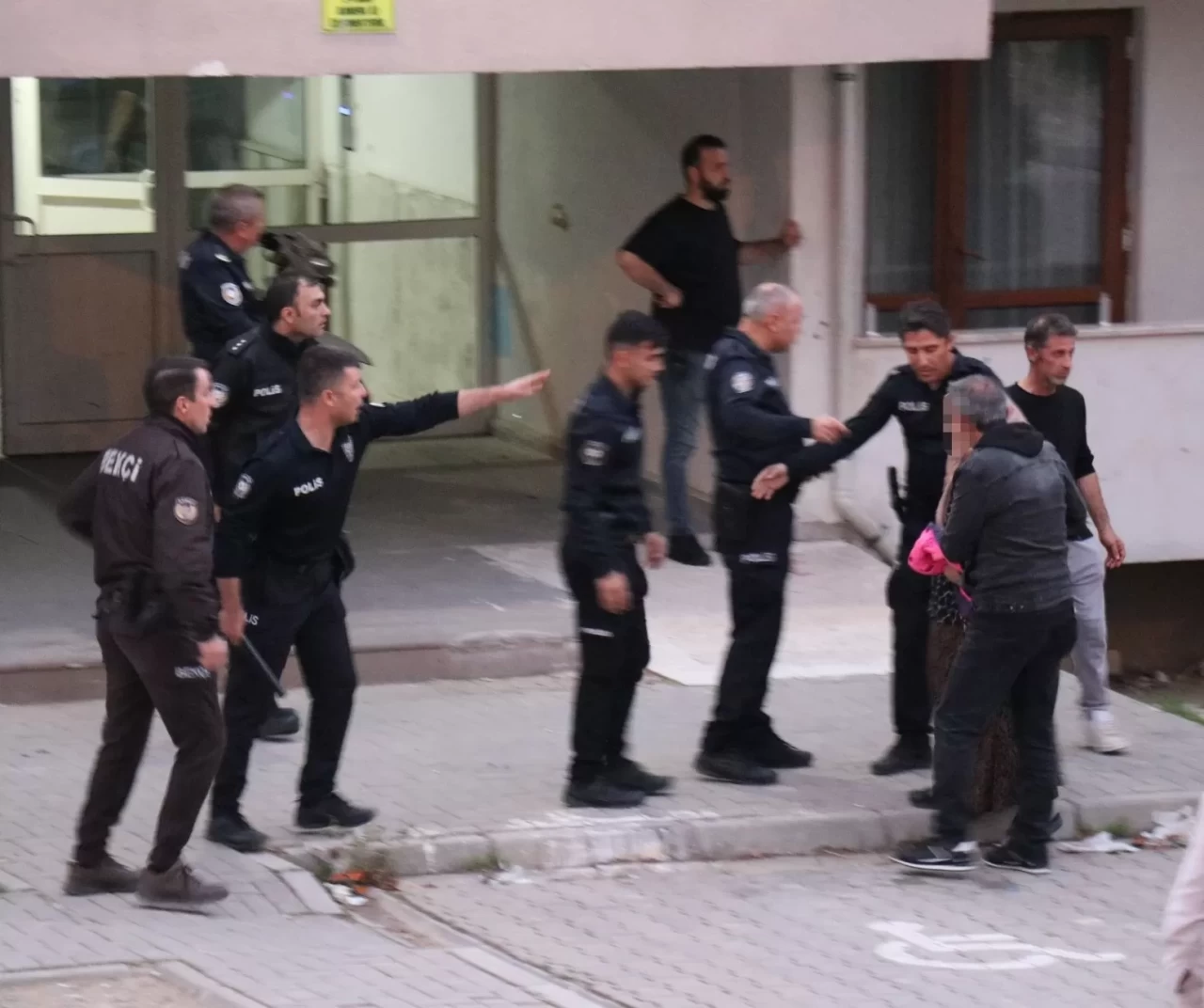 Denizli’de korku dolu anlar! Cezaevinden çıkan şahıs eşi ve çocuklarını rehin aldı