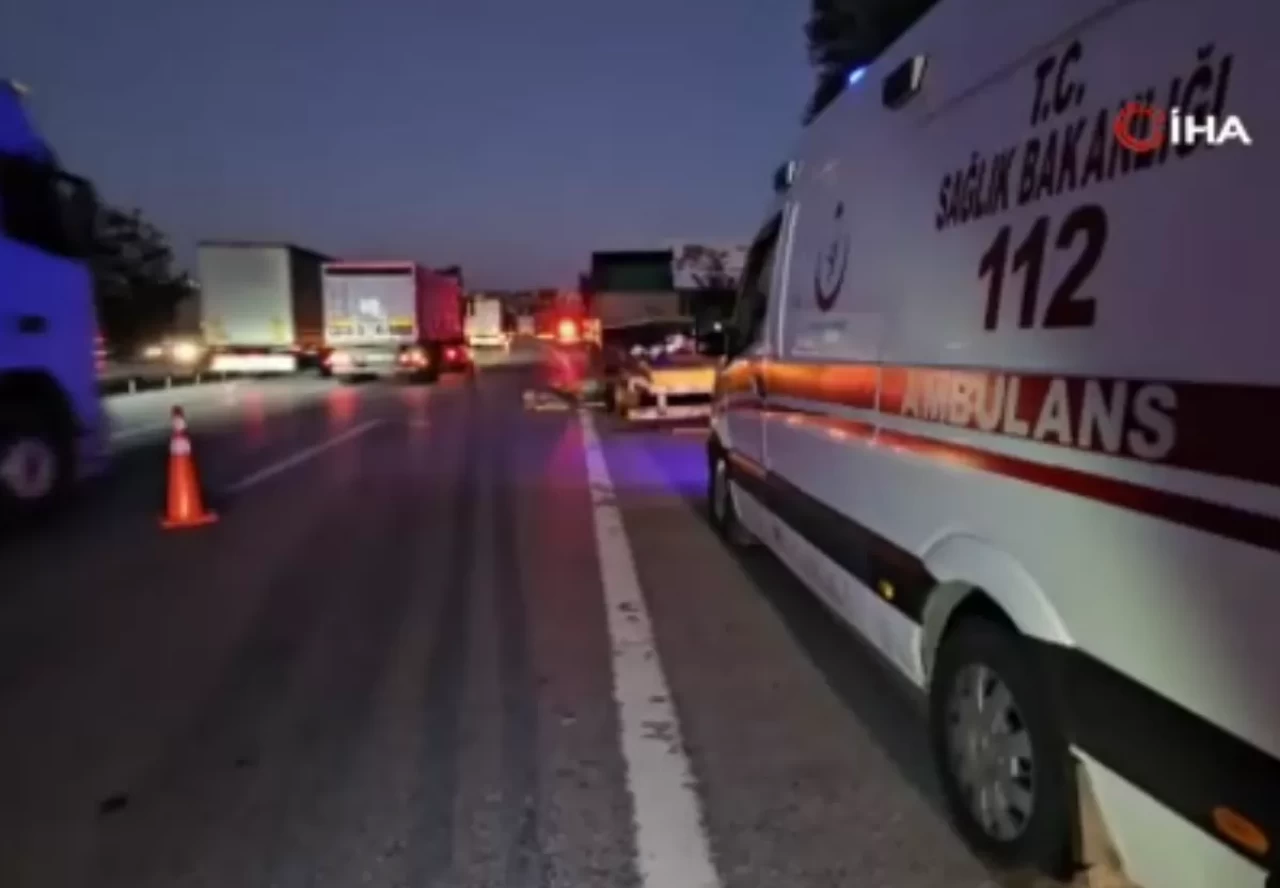 Anadolu Otoyolu'nda feci kaza: Tır şoförü lastik değiştirirken başka bir tırın altında kaldı