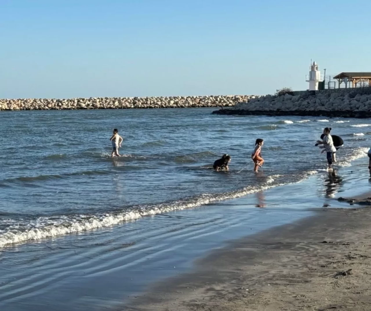 Adana’da yazdan kalma gün: Vatandaşlar ekimde denizin keyfini çıkardı