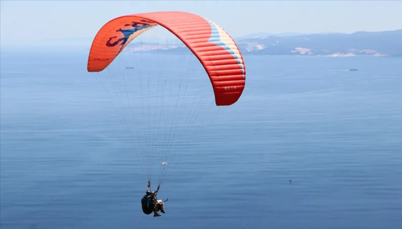 Hatay semalarında sıra dışı gösteri: Kadın paraşütle uçarken darbuka çaldı