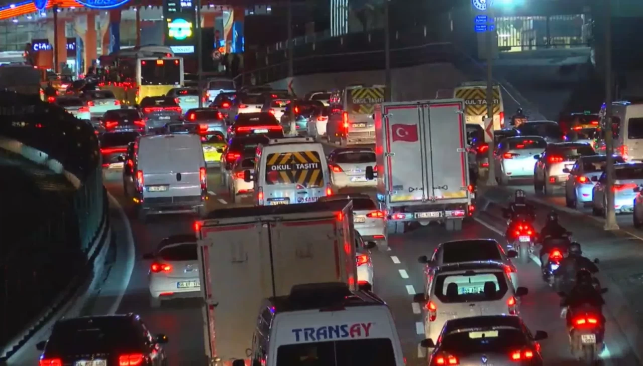 İstanbul’da akşam trafiği kilitlendi: Yoğunluk yüzde 85’e ulaştı