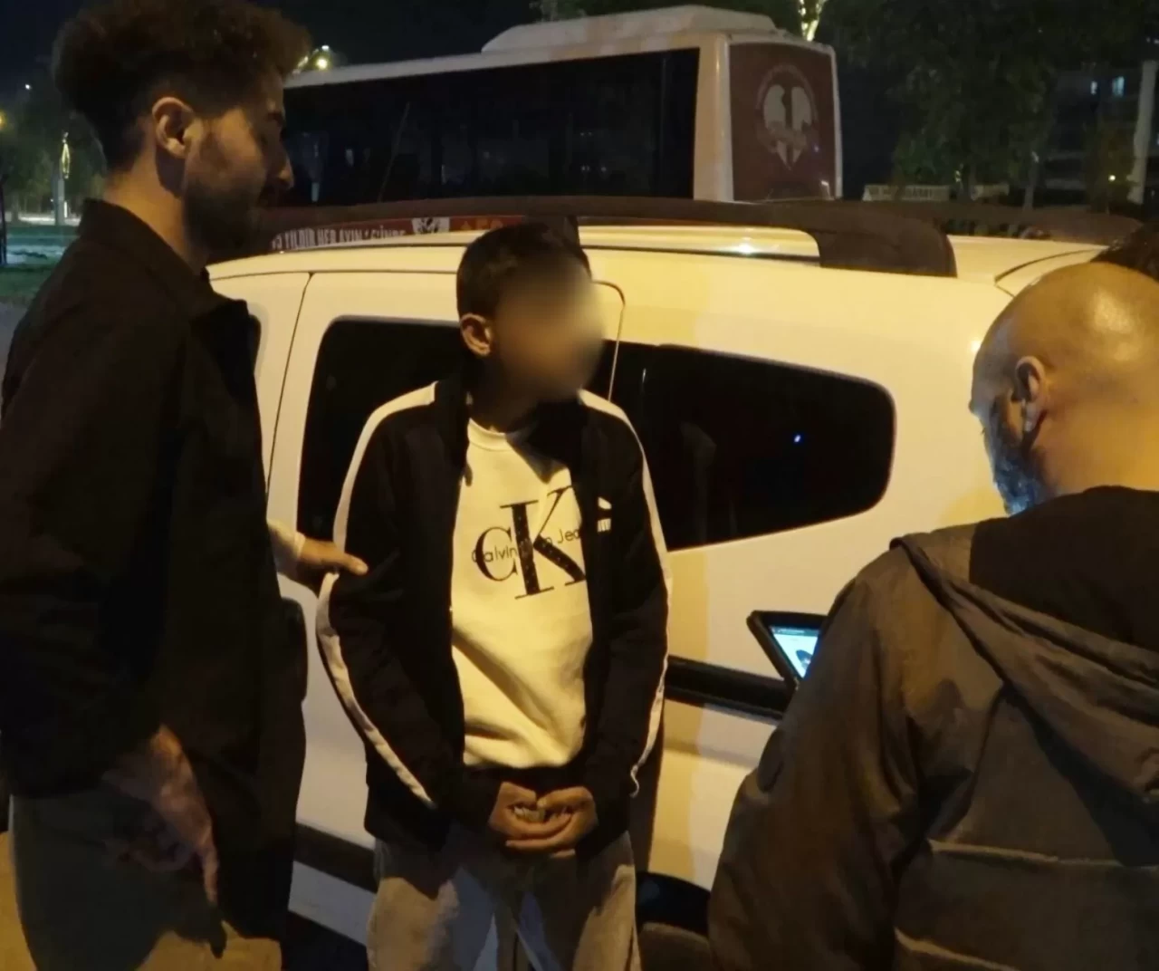 Aksaray’da parkta molotofkokteyli hazırlayan iki çocuk suçüstü yakalandı