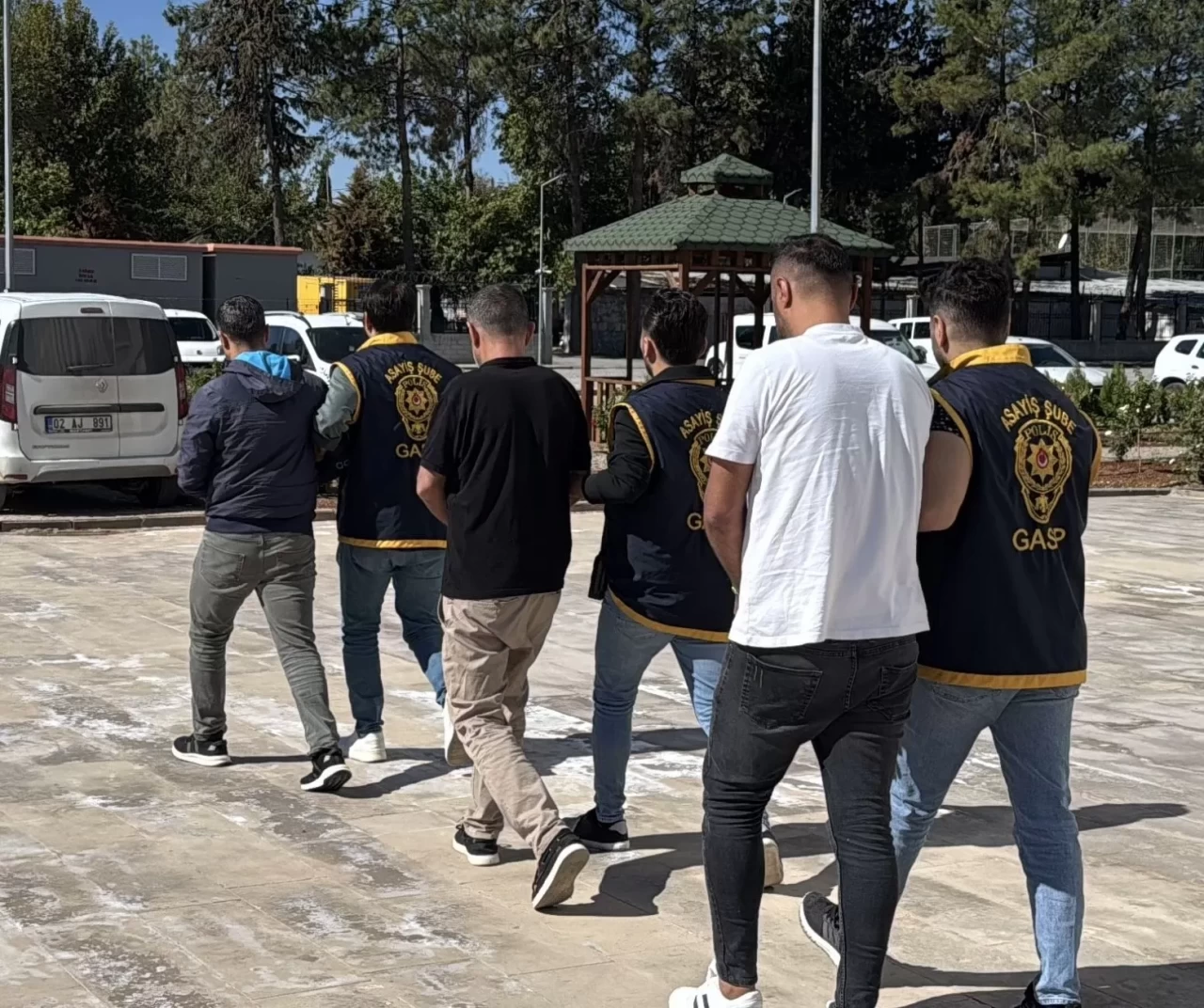 Adıyaman adliyesi önünde silahlı pusuyu polis önledi