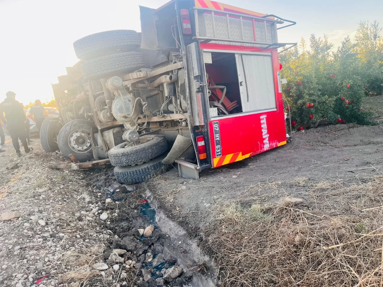 Antalya'da yangına giden itfaiye aracı devrildi: 2 yaralı