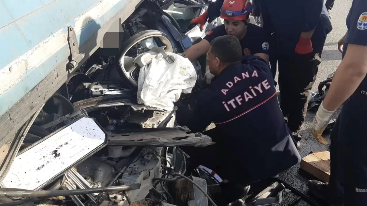 Adana Ceyhan’da feci kaza: Otomobil tıra arkadan çarptı, sürücü hayatını kaybetti