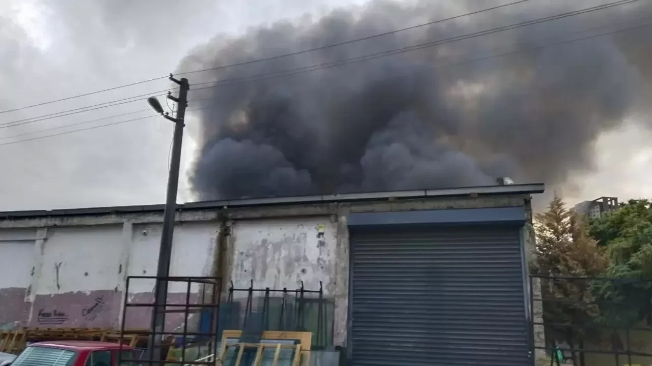 İzmir Bornova'da plastik ürün deposunda yangın! Müdahale sürüyor