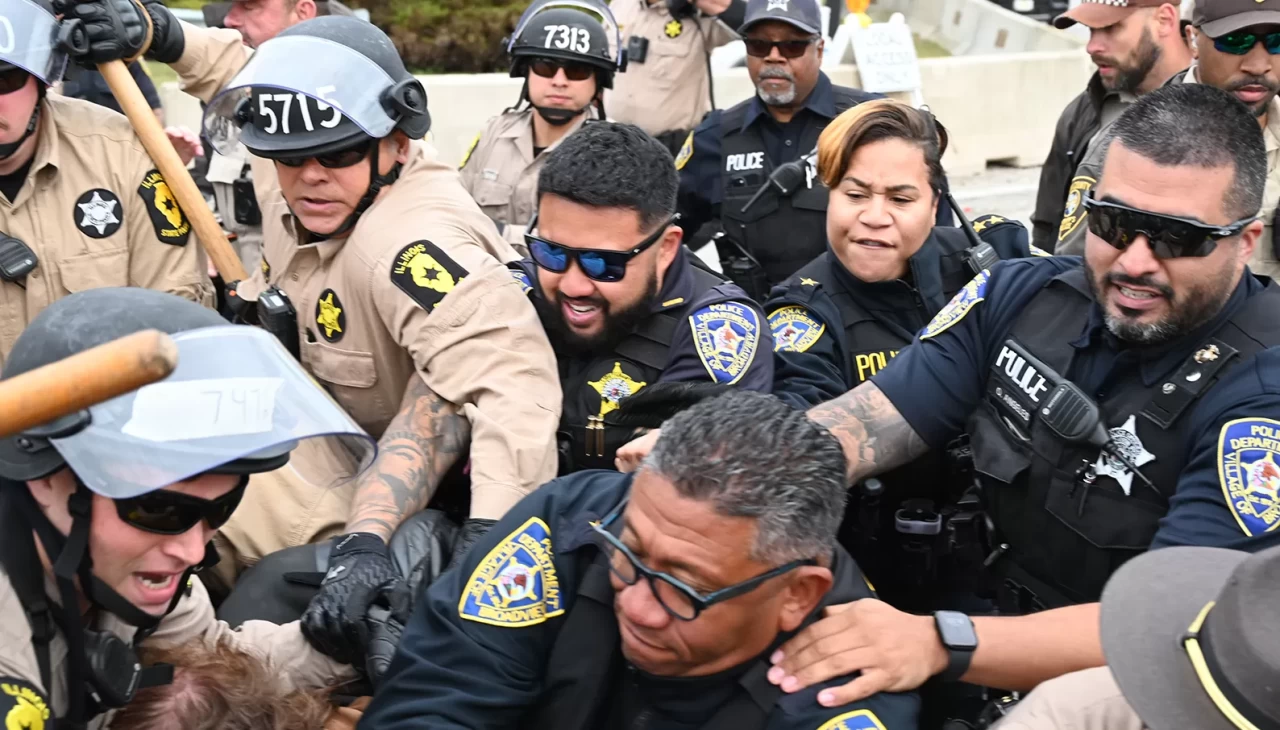 ABD Göçmenlik ve Gümrük Muhafaza (ICE) tesisinin önünde polisle arbede yaşandı