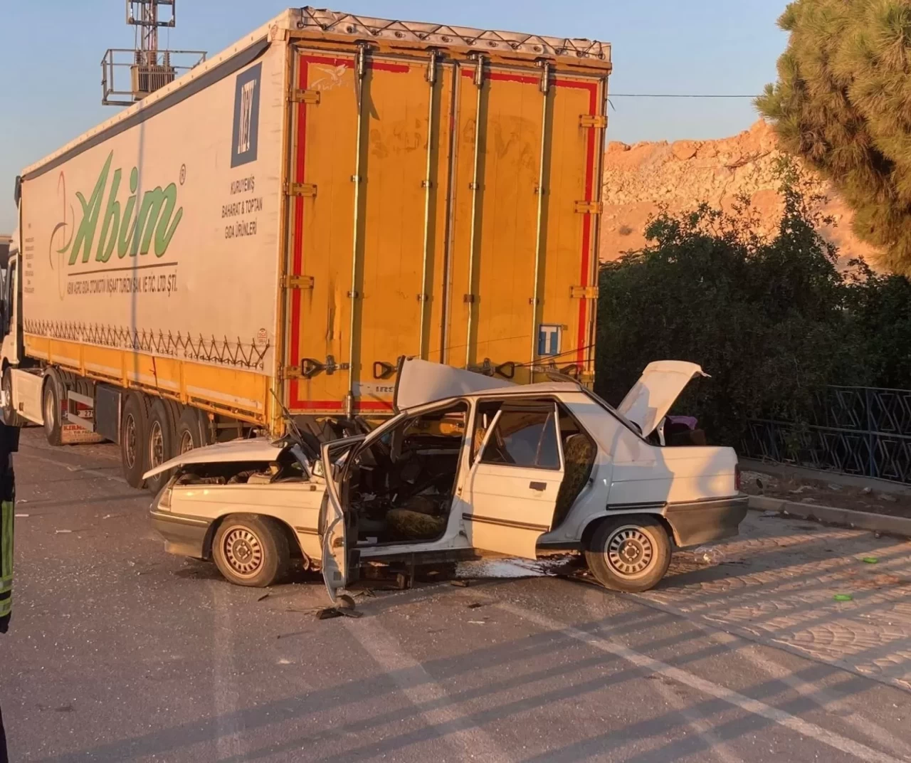 Mersin Erdemli’de tırla çarpışan otomobil sürücüsü hayatını kaybetti