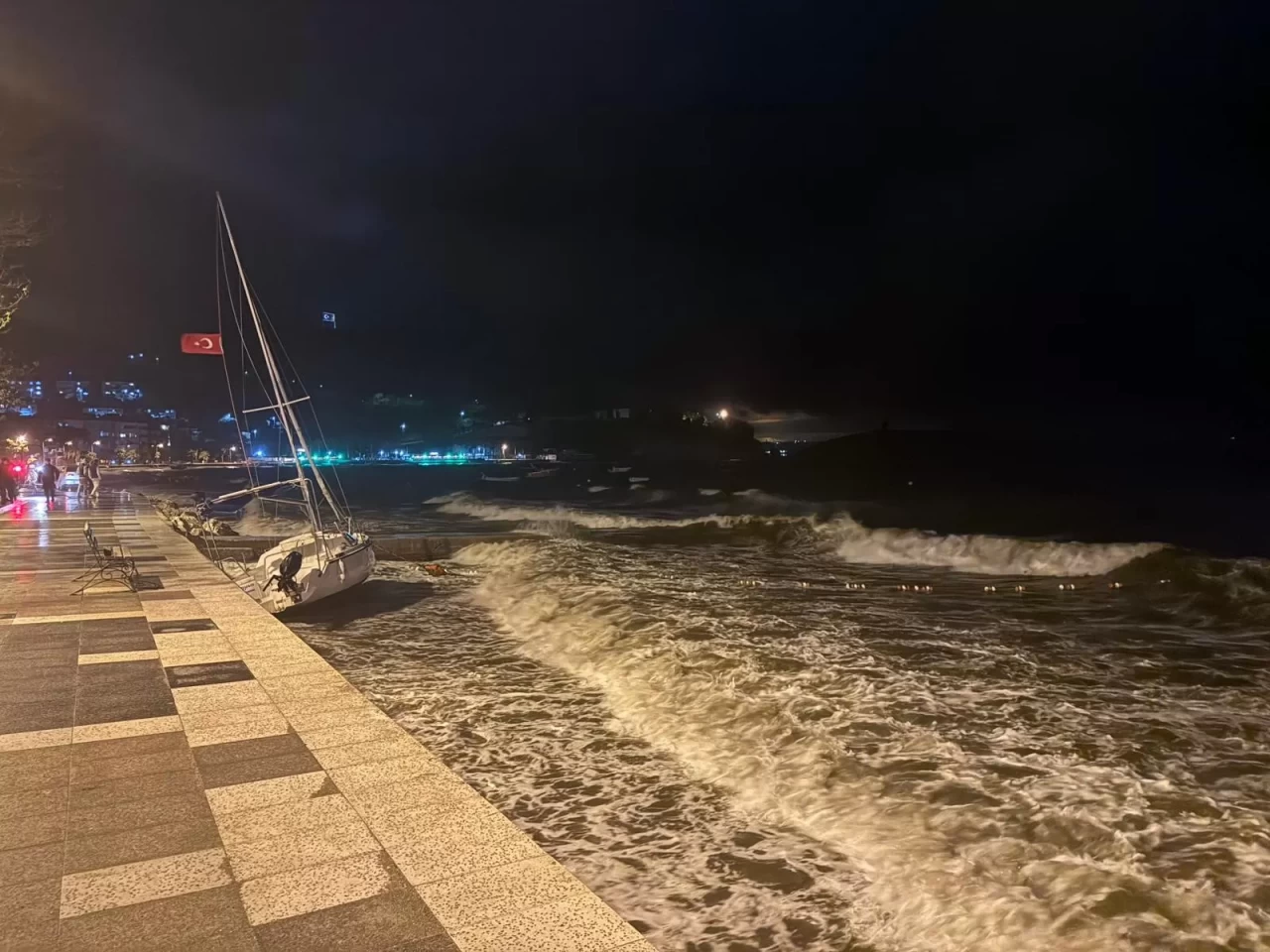 Erdek'te fırtına sonrası dalgalar tekneyi yuttu