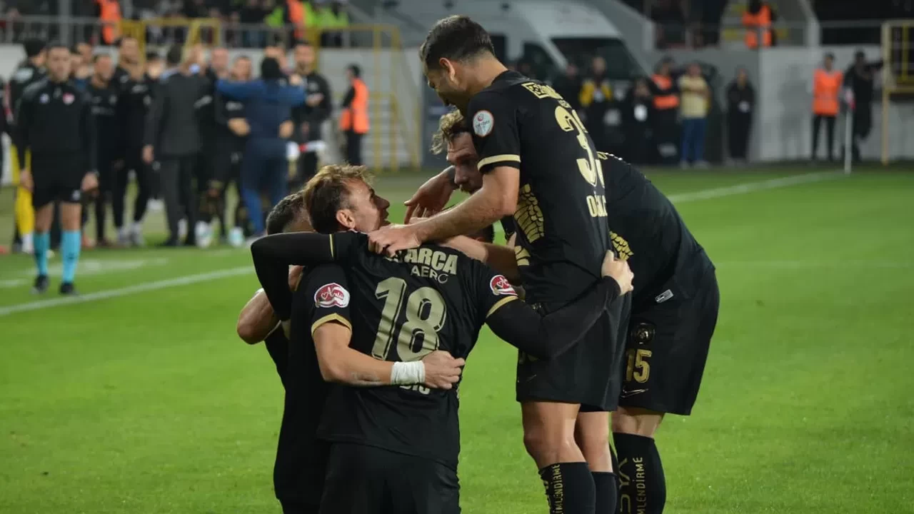 Çorum FK ilk yarıda işi bitirdi | Çorum FK 3-1 Manisa FK