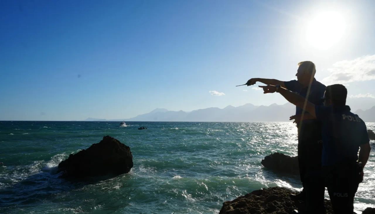 Dev dalgalar arasında mahsur kaldı!