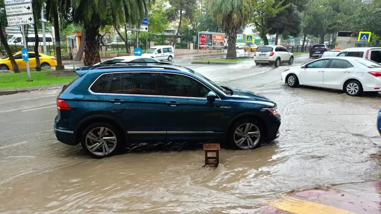 Samsun'da sağanak, cadde ve sokakları göle çevirdi