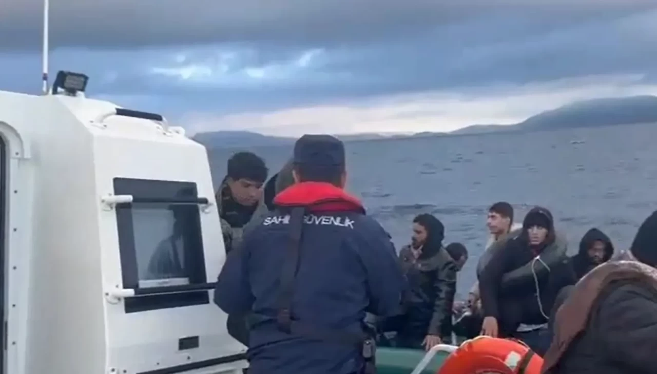 İzmir açıklarında 51 düzensiz göçmen yakalandı