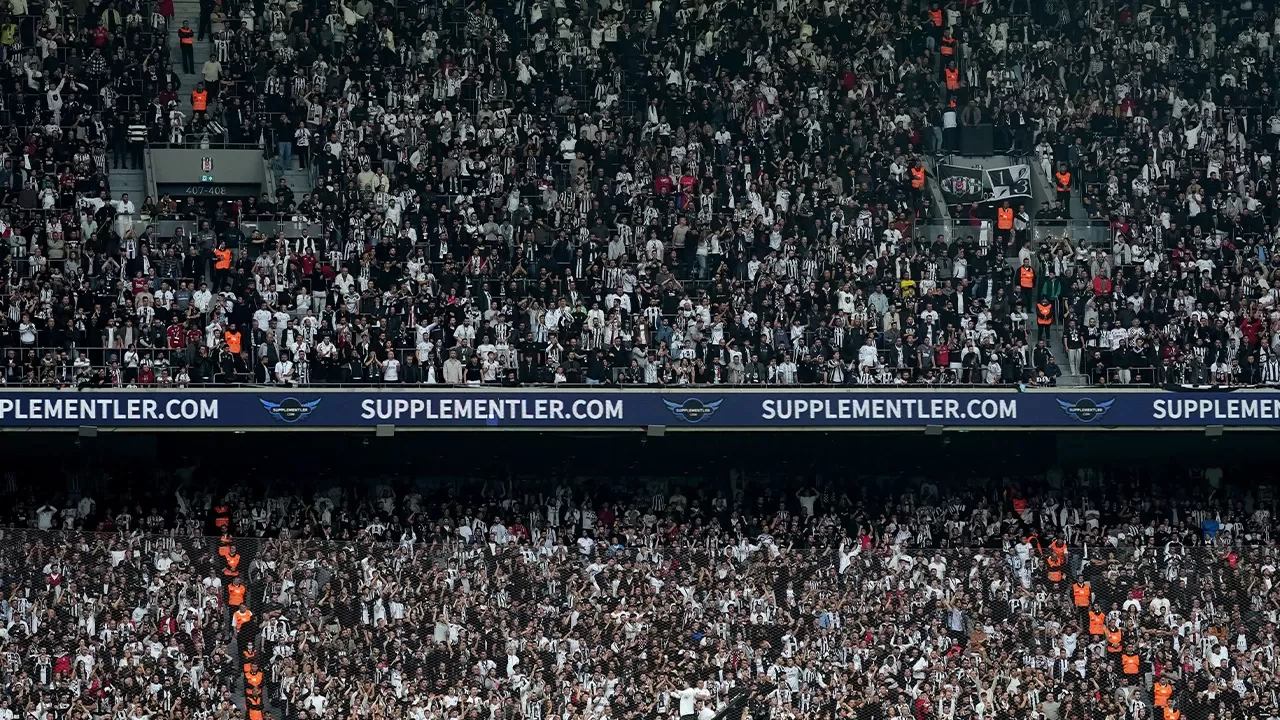Beşiktaş taraftarlarından Jurasek, Svensson ve Mert Günok’a tepki