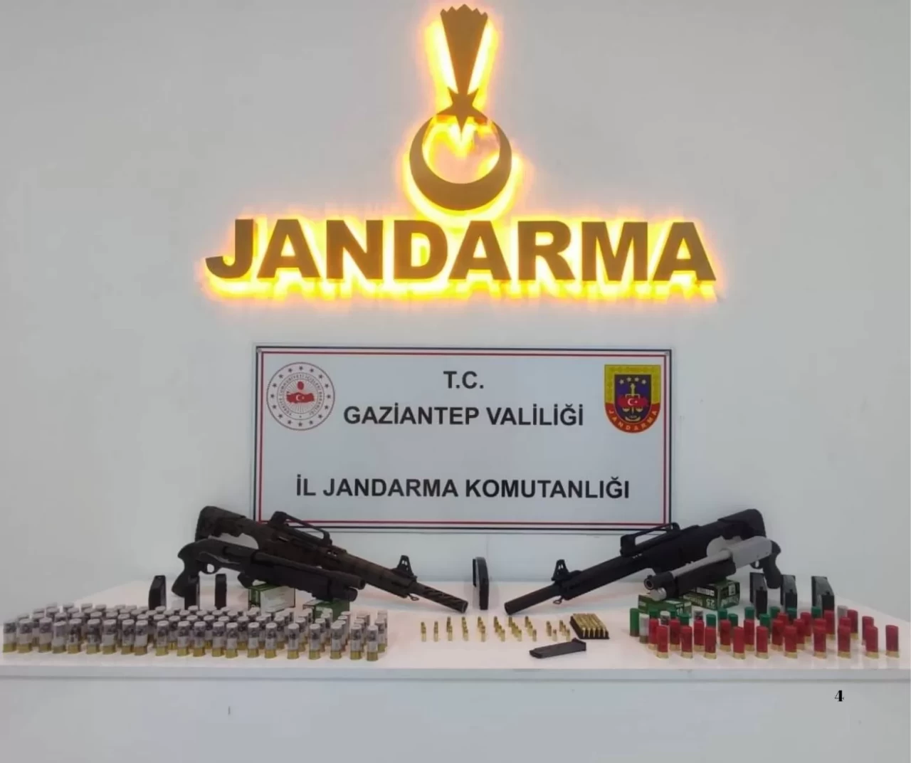Gaziantep'te jandarmadan silah kaçakçılarına darbe: 28 silah ele geçirildi, 3 tutuklama