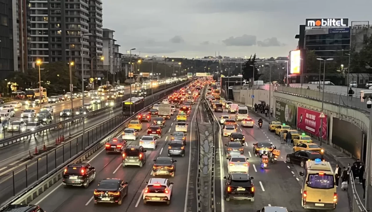 Araçlar durma noktasına geldi: İstanbul'da trafik yoğunluğu yüzde 87'ye ulaştı