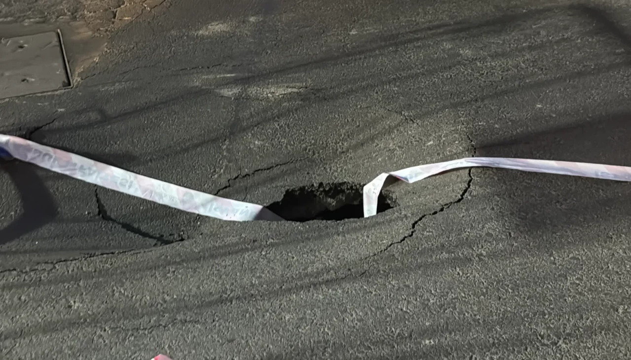 Kağıthane’de ana cadde çöktü: Araçlar güçlükle ilerledi