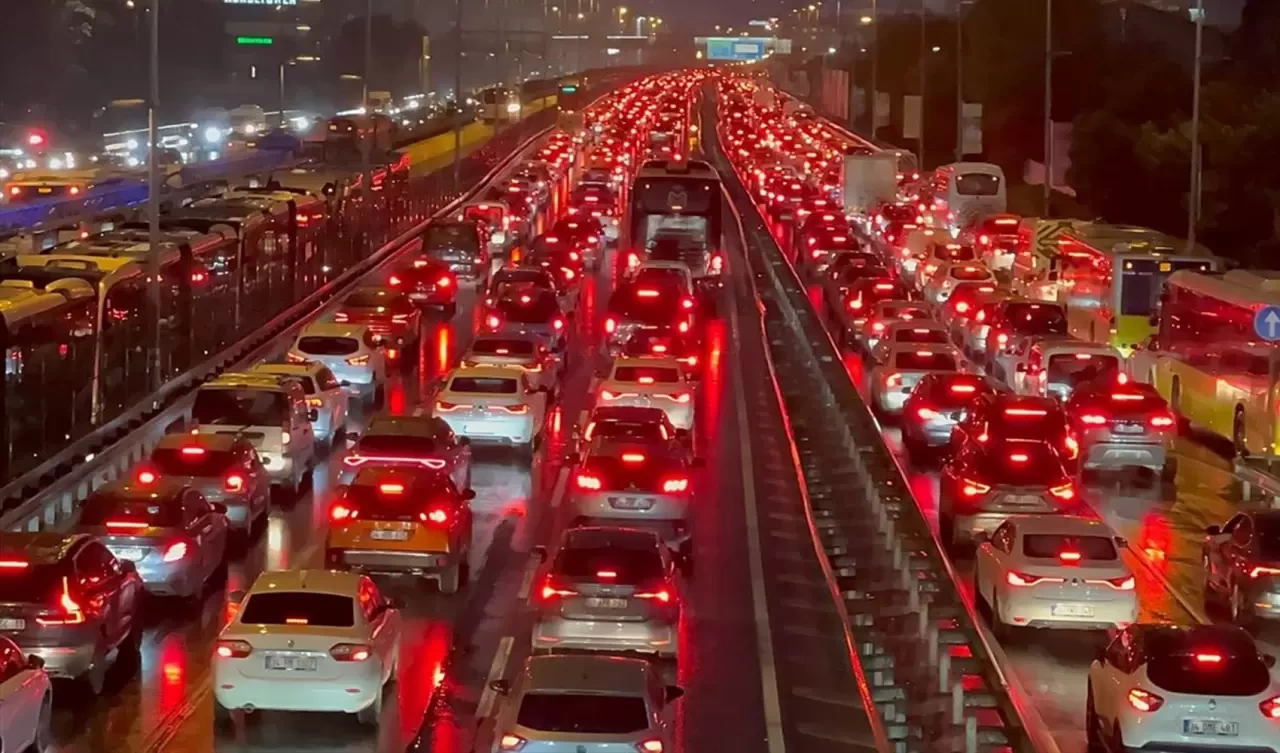 İstanbul'da iş gününe trafik kabusu! Ana yollar adeta kilitlendi!