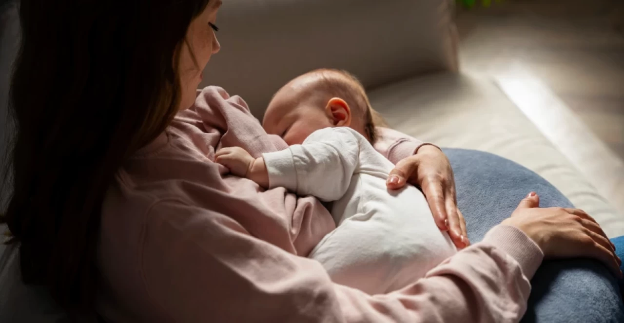 Gece Emzirmeyi Bırakmanın Pratik Yolları! Bebekleri Memeden Kesmenin Etkili Yöntemleri