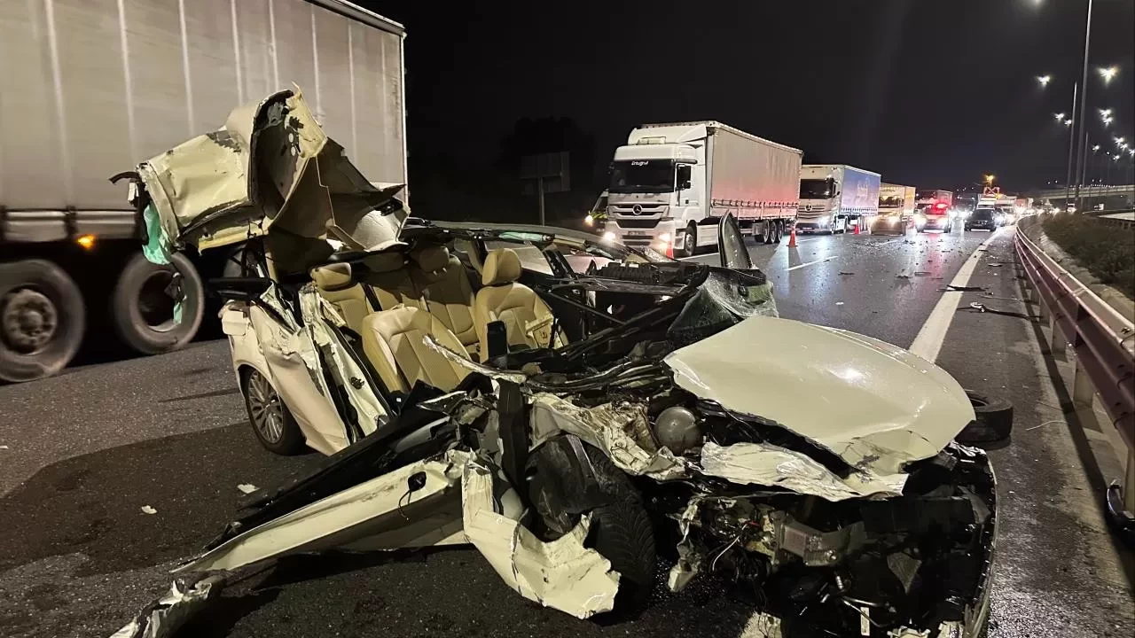 Kuzey Marmara Otoyolu'nda otomobil kamyonete çarptı: 3 yaralı