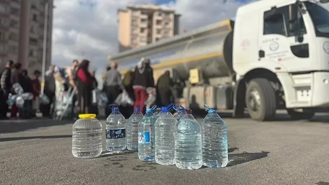 Ankara’da su krizi büyüyor: ‘Tuvaletler kokuyor, duş alamıyoruz!'