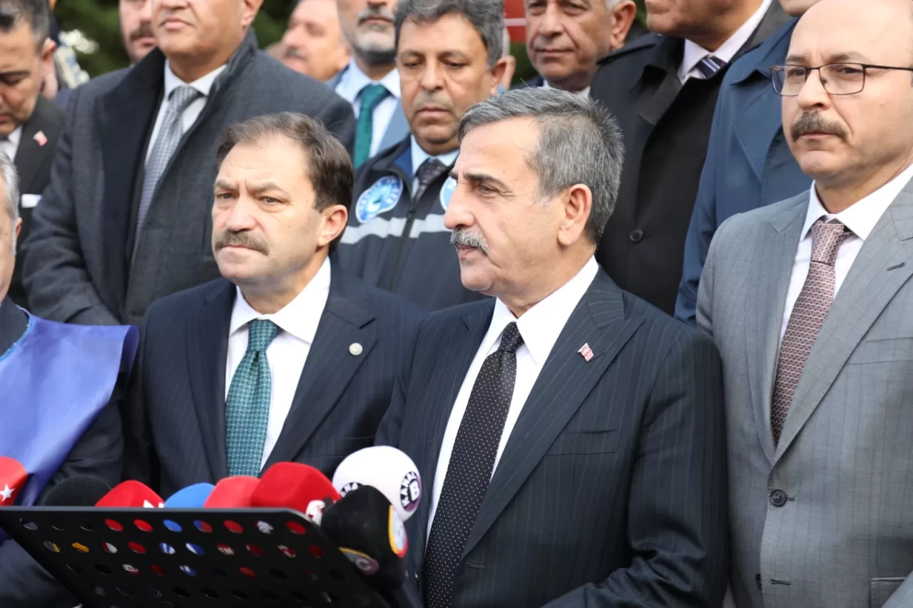 Türkiye Kamu-Sen TBMM önünde eylem yaptı: “Kamu çalışanlarına ek zam ve refah payı verilsin”