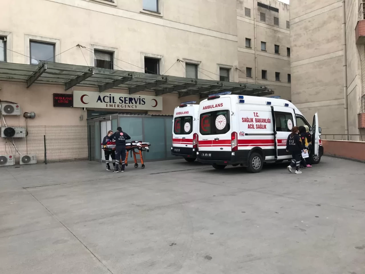 Genç kadın evinin camından düşerek ağır yaralandı