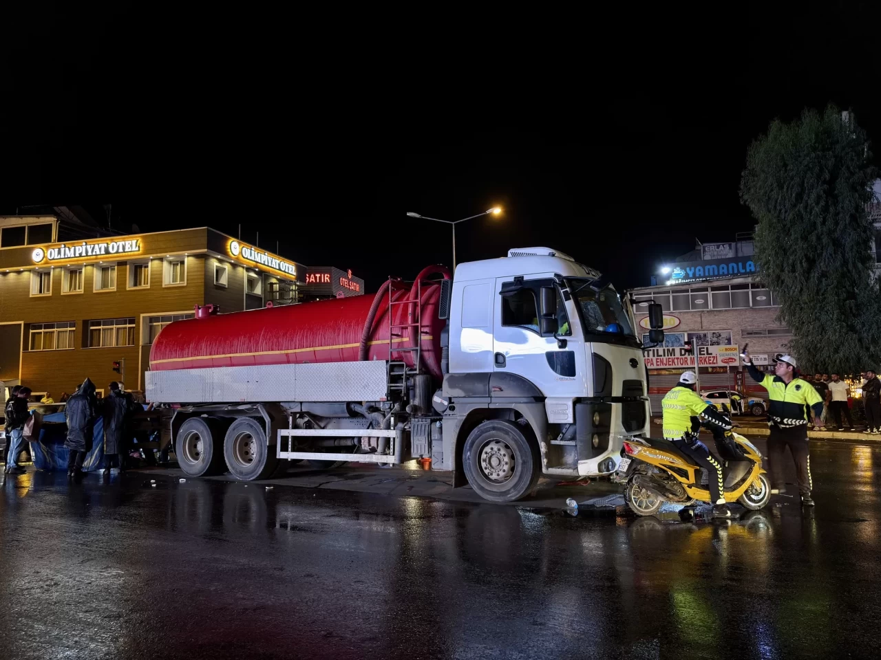Bornova'da motosiklet kazası: Sürücü hayatını kaybetti