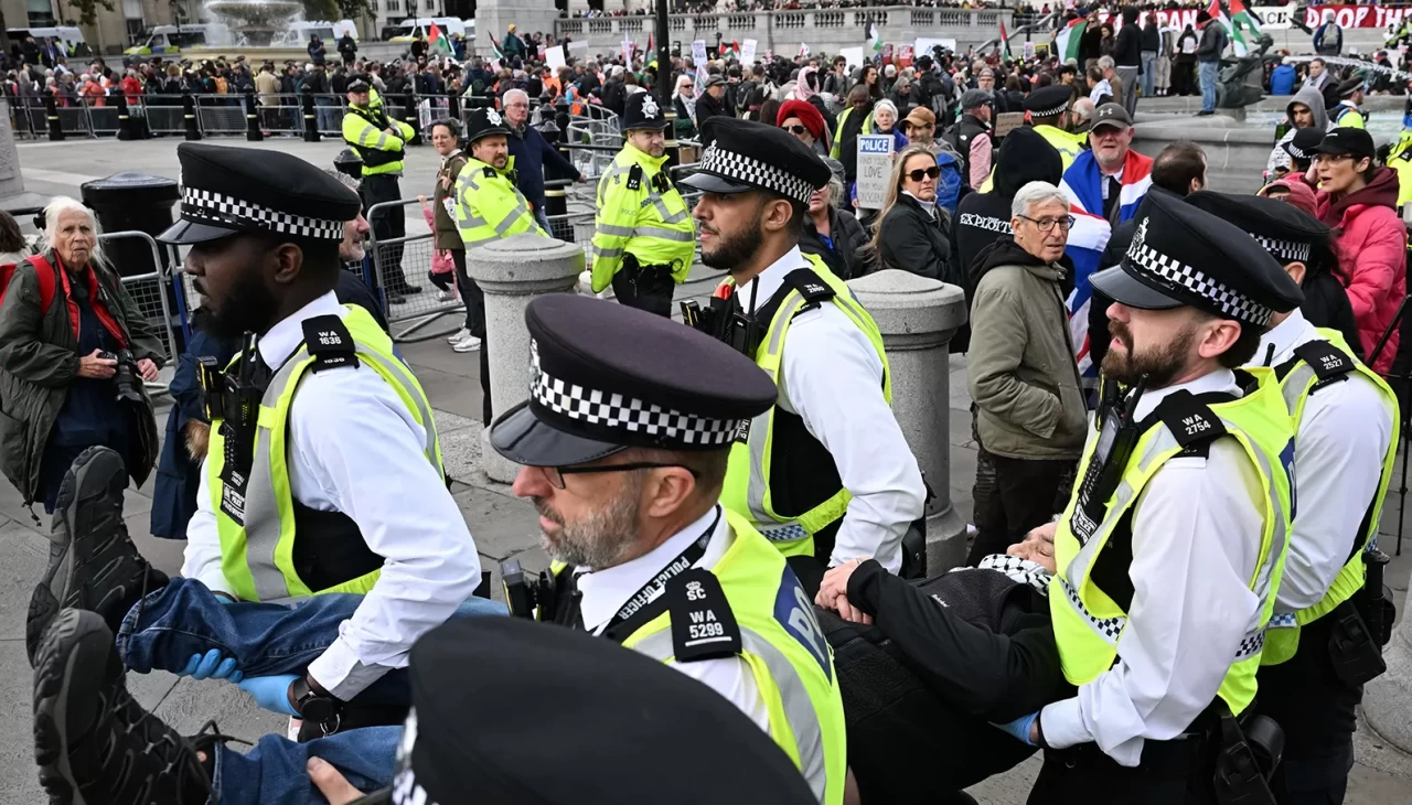 Londra'da yasaklı "Palestine Action" grubunun Filistin’e destek eyleminde göstericiler gözaltına alındı