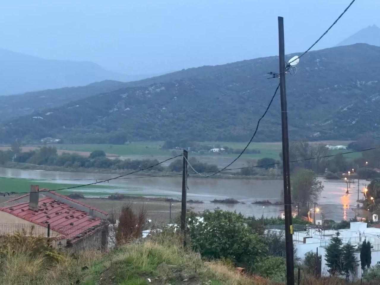 Gökçeada’da kuvvetli sağanak etkili oldu: Evleri su bastı, 5 bölgede heyelan meydana geldi