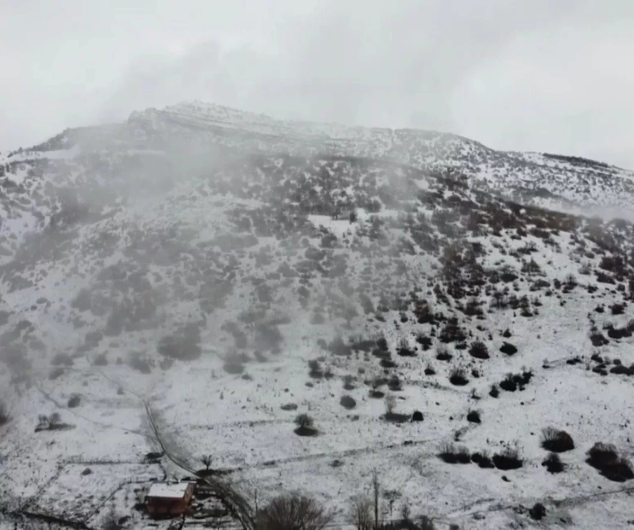 Erzincan’ın yüksek kesimlerine mevsimin ilk karı yağdı!