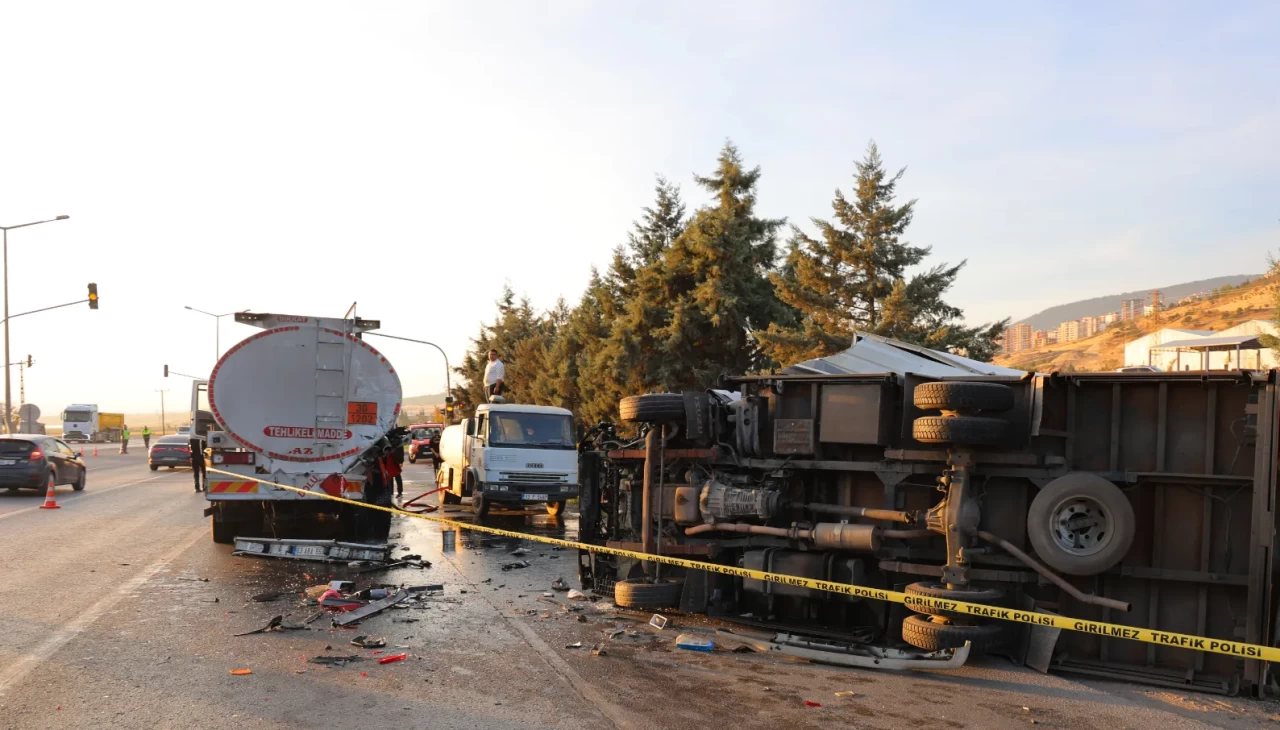Kahramanmaraş’ta feci kaza! Yakıt tankerine çarpan sürücü hayatını kaybetti