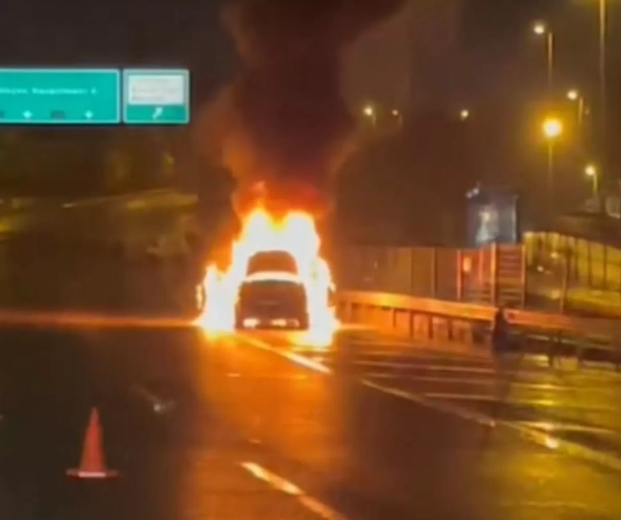 Üsküdar TEM Otoyolu’nda seyir halindeki otomobil alev aldı