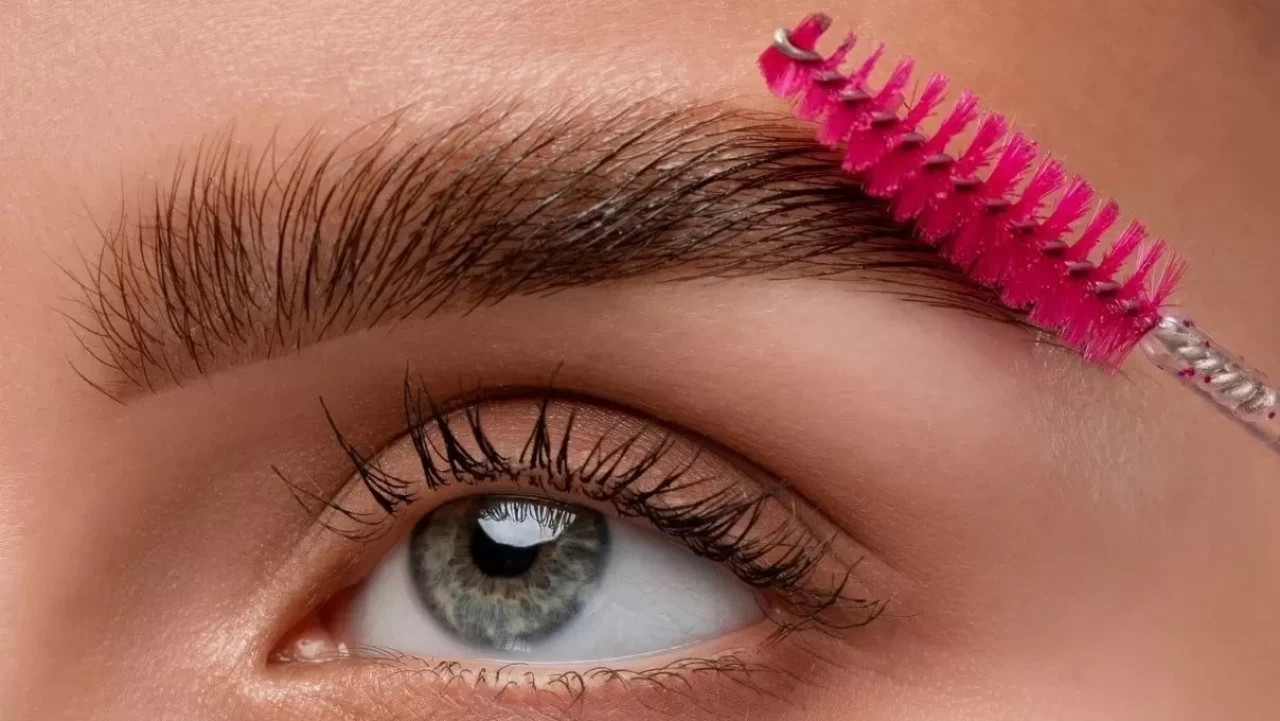 Gür Kaşların Gizli Formülü Ortaya Çıktı! Doğal Yağlarla Evde Kaşlarınızı Kalınlaştırın