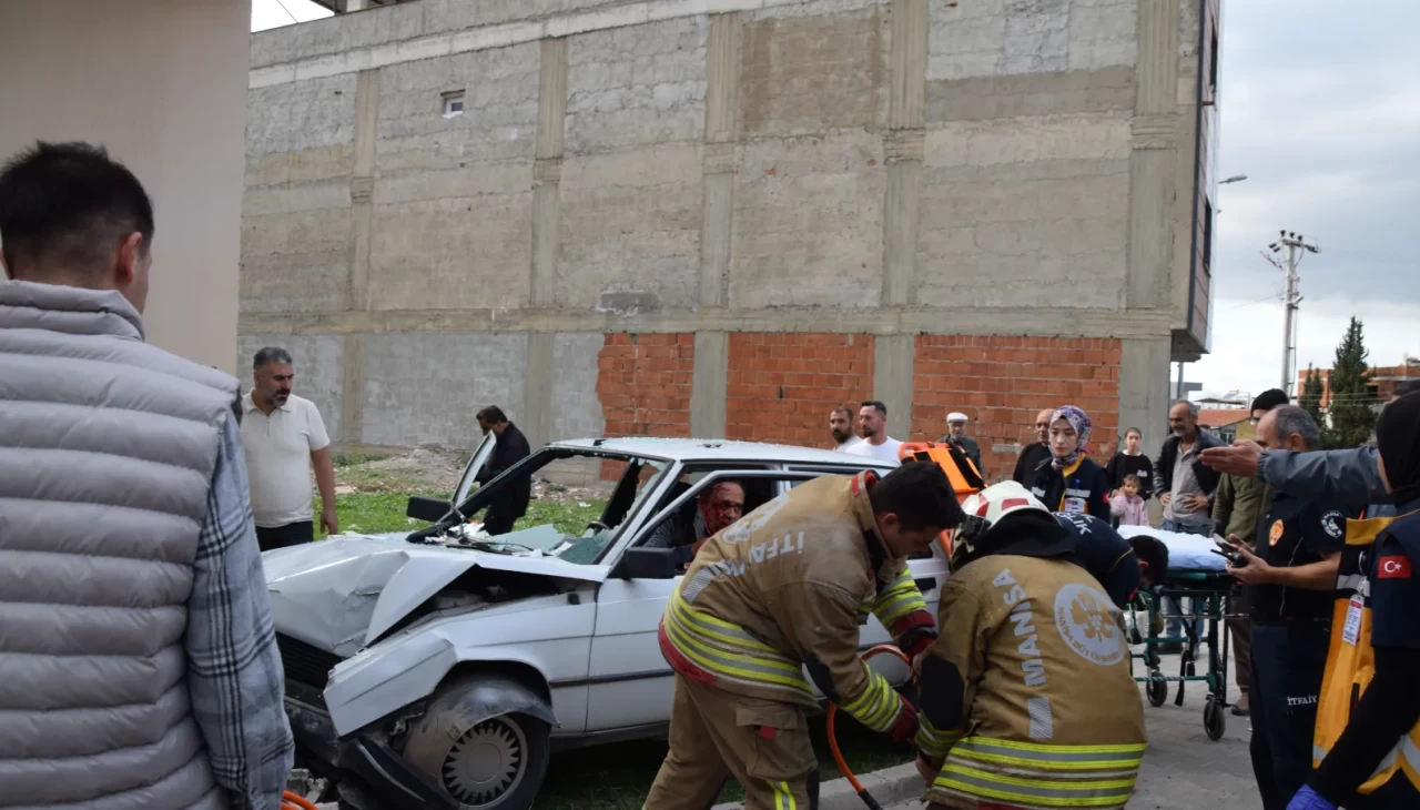 Manisa’da otomobil evin duvarına çarptı: Baba ve oğlu yaralandı