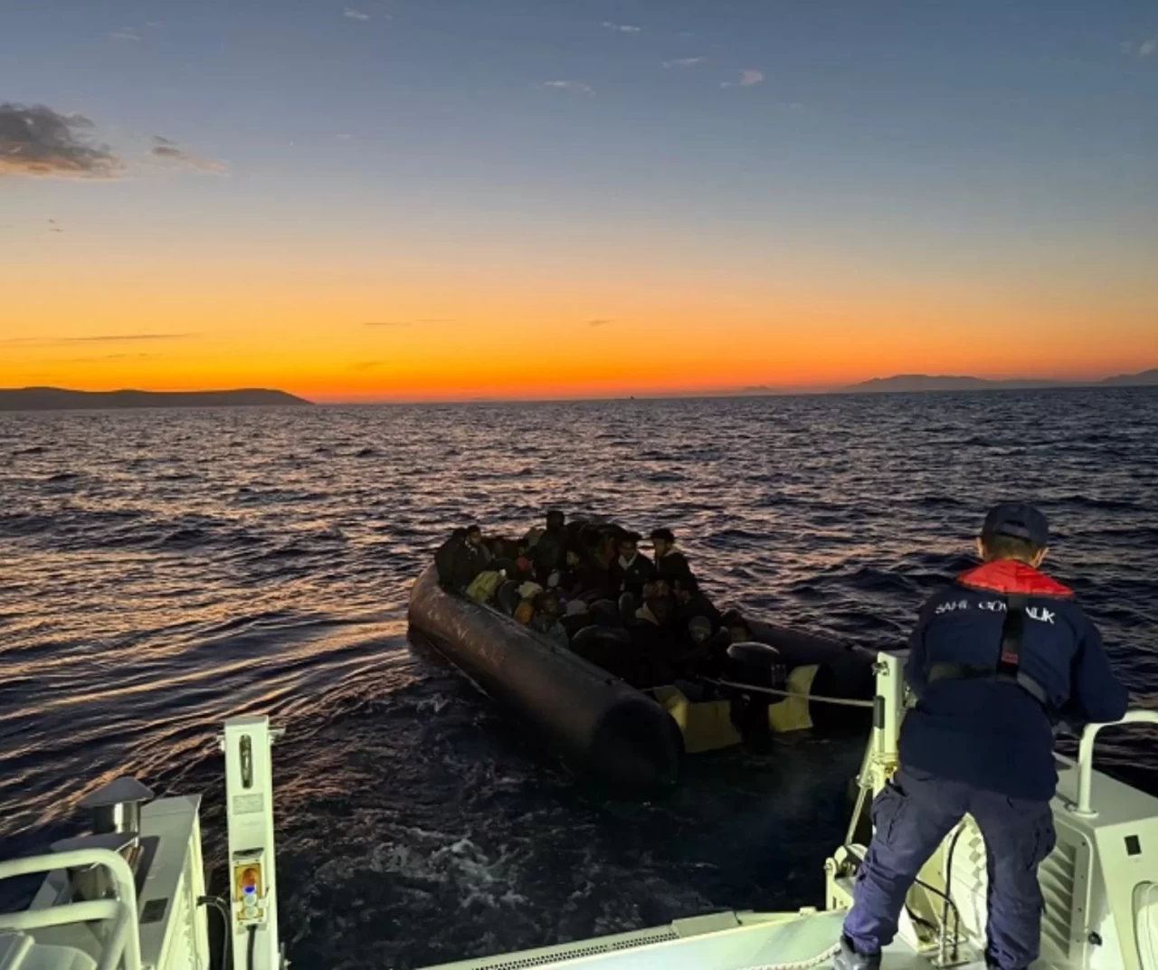 İzmir açıklarında 104 düzensiz göçmen yakalandı