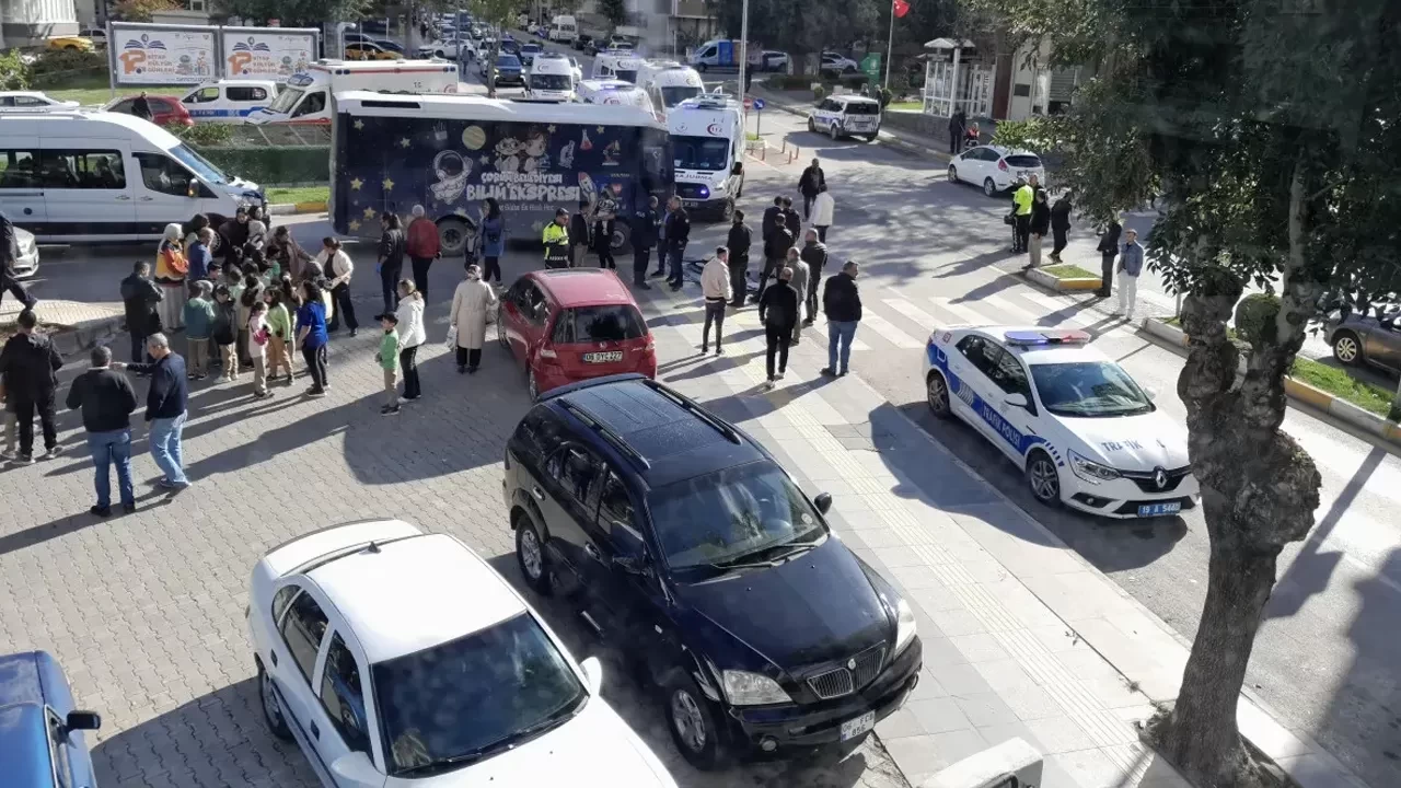 Çorum'da halk otobüsü kamyona çarptı: 22 öğrenci yaralandı