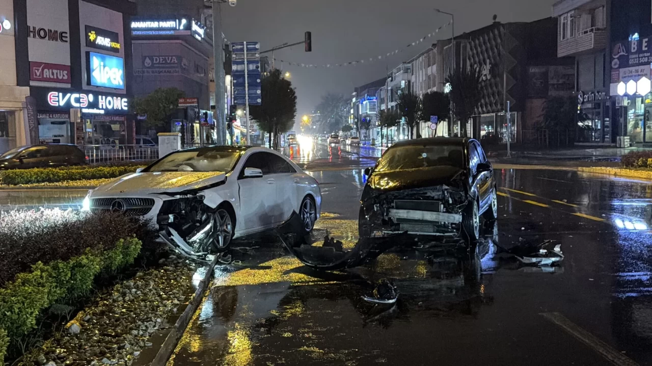 Düzce'de trafik kazası: Işık ihlali yapan sürücü bir araca çarptı, 1 yaralı