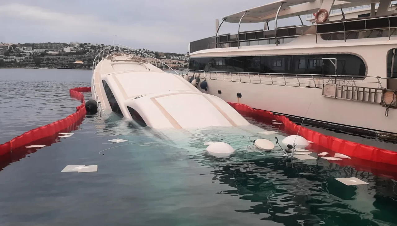 Bodrum’da 31 metrelik lüks yat battı: Ekipler akaryakıt sızıntısına karşı önlem aldı