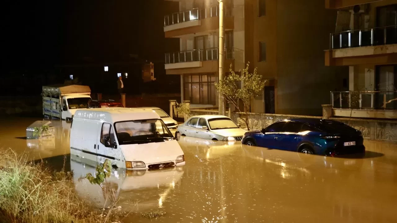 İzmir'de sağanak etkili oldu! Sokaklar göle döndü