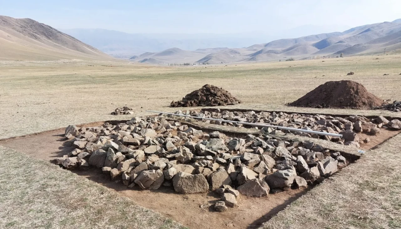 Kırgızistan’da erken Türk dönemine ait kadın figürlü taş bulundu