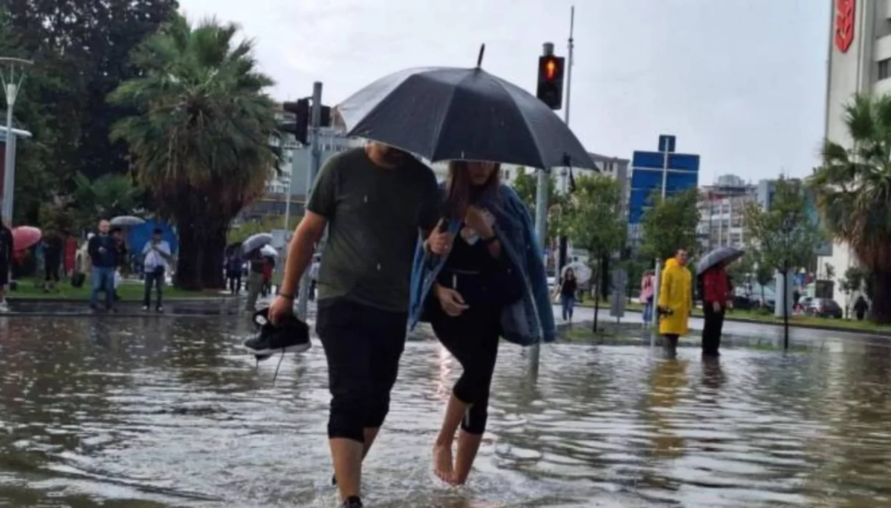 Meteoroloji’den kuvvetli yağış uyarısı! Batı bölgelerde sağanak ve fırtına geliyor