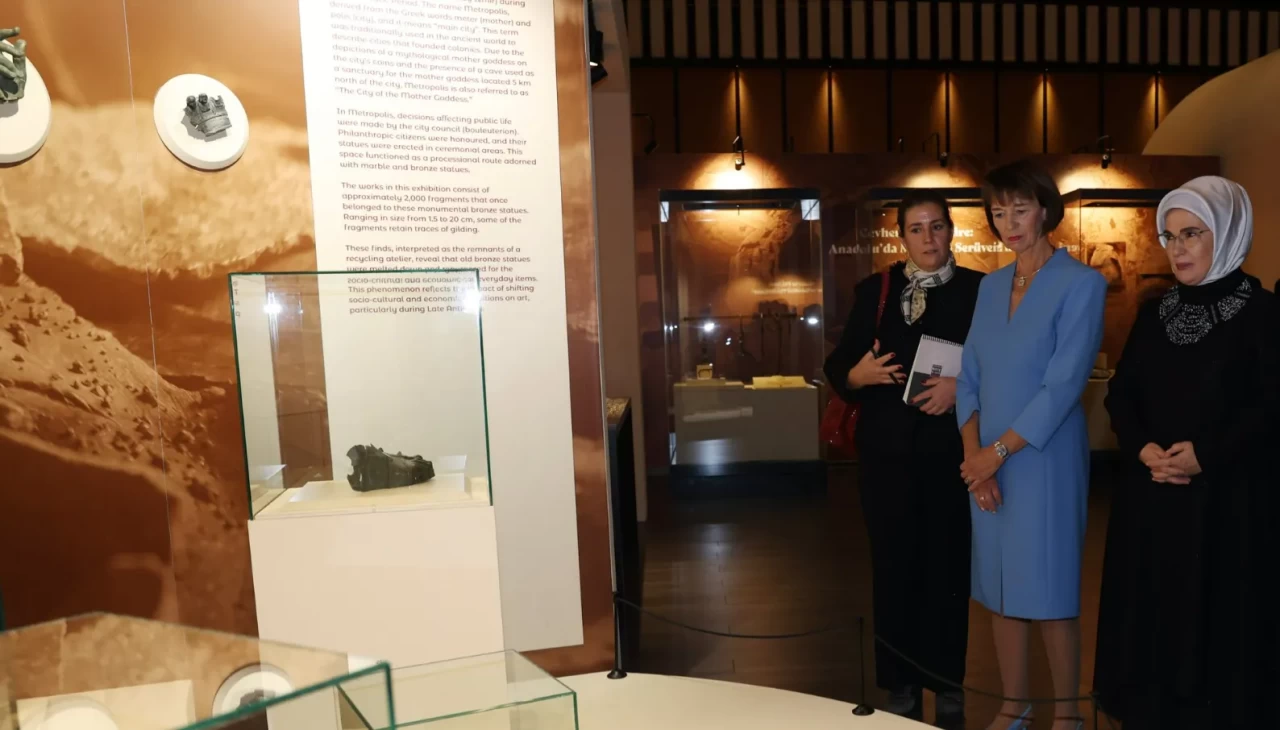 Emine Erdoğan, Almanya Başbakanı Merz'in eşiyle Millet Kütüphanesi'ni ziyaret etti