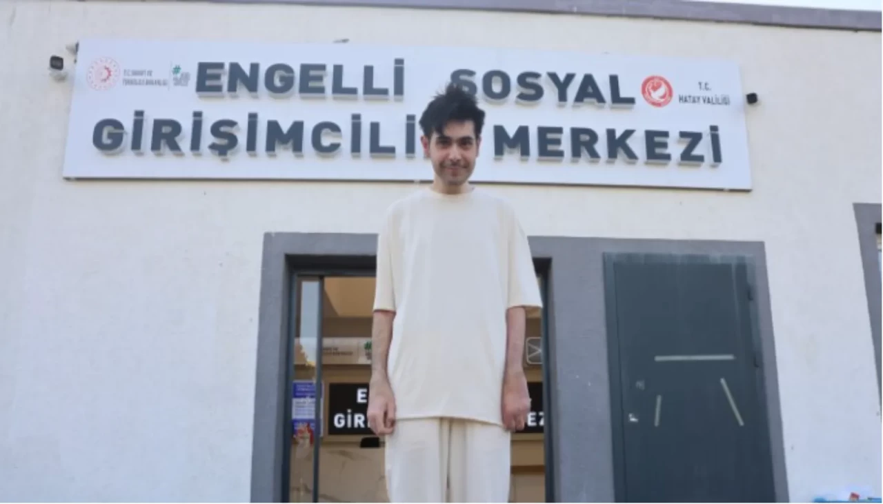 Üç yıldır telefona bağımlı yaşayan Barış ilk kez banyo yaptı, traş oldu