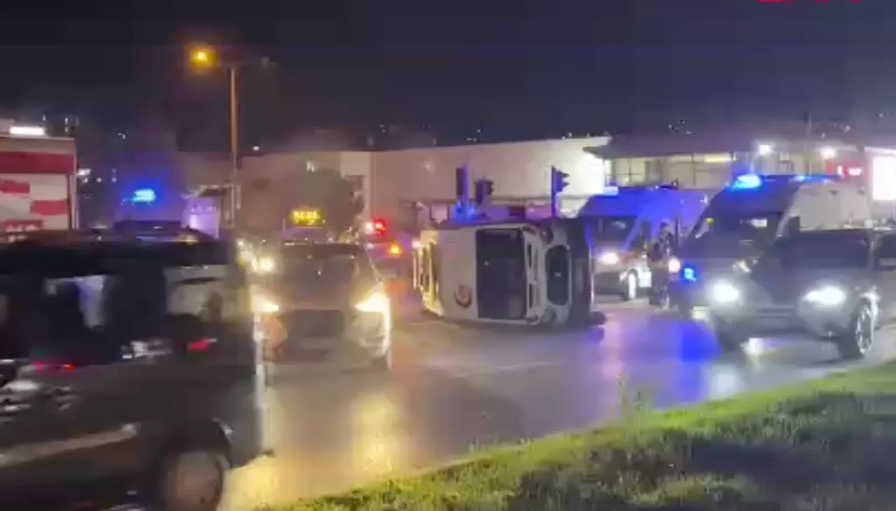 Tokat’ta vakaya giden ambulans devrildi: 3 sağlık personeli yaralandı