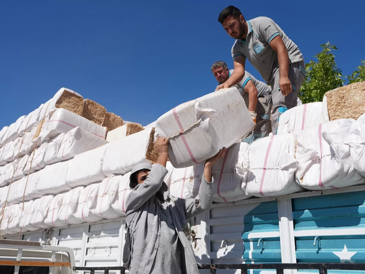 Yangın mağduru çiftçiye yem ve saman desteği sağlandı