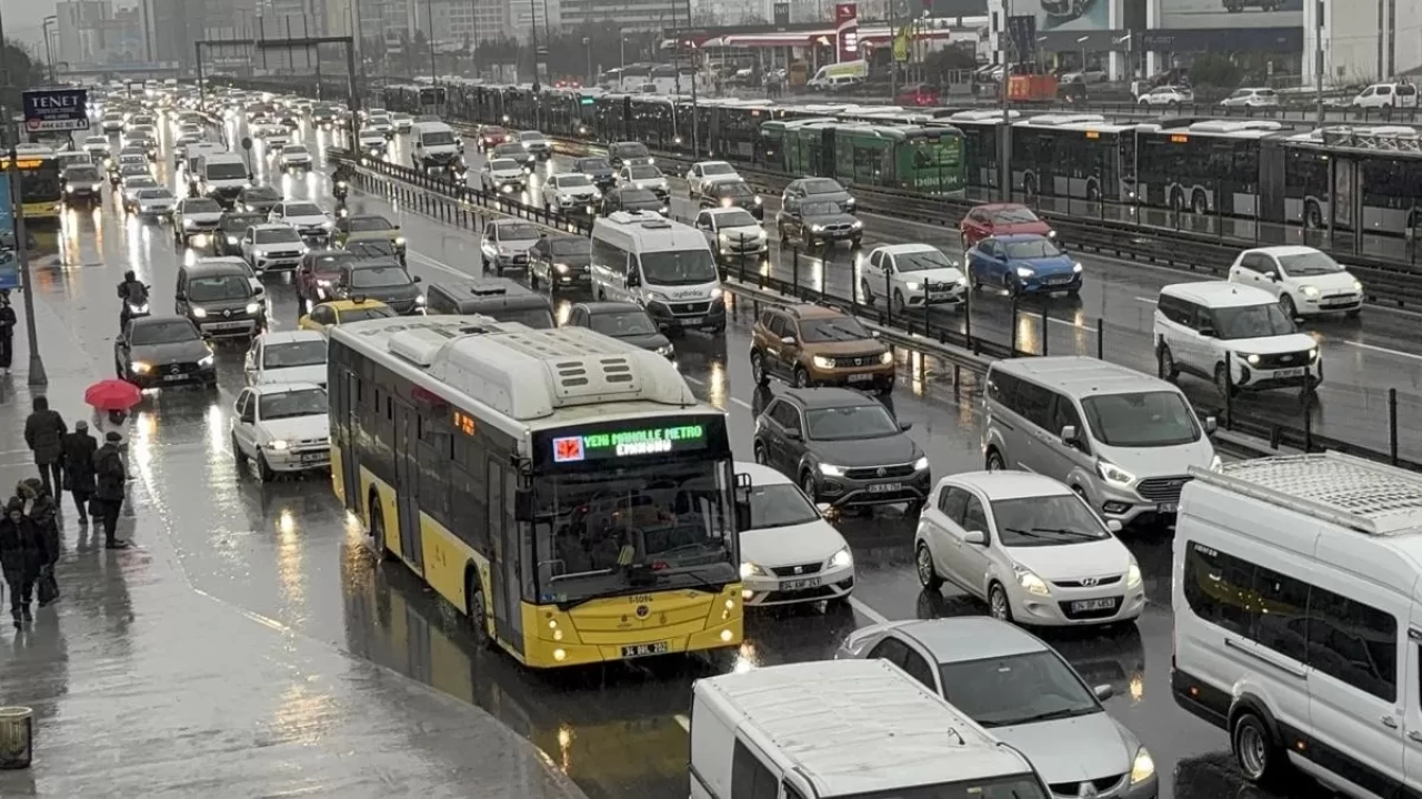 İstanbul'da değişmeyen manzara: Yağmur yağdı, trafik kitlendi