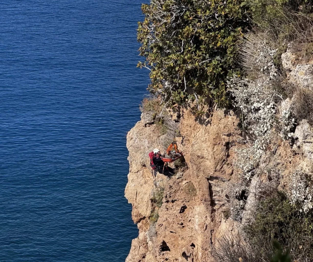 Antalya Muratpaşa’da falezlerden düşen kişi hayatını kaybetti