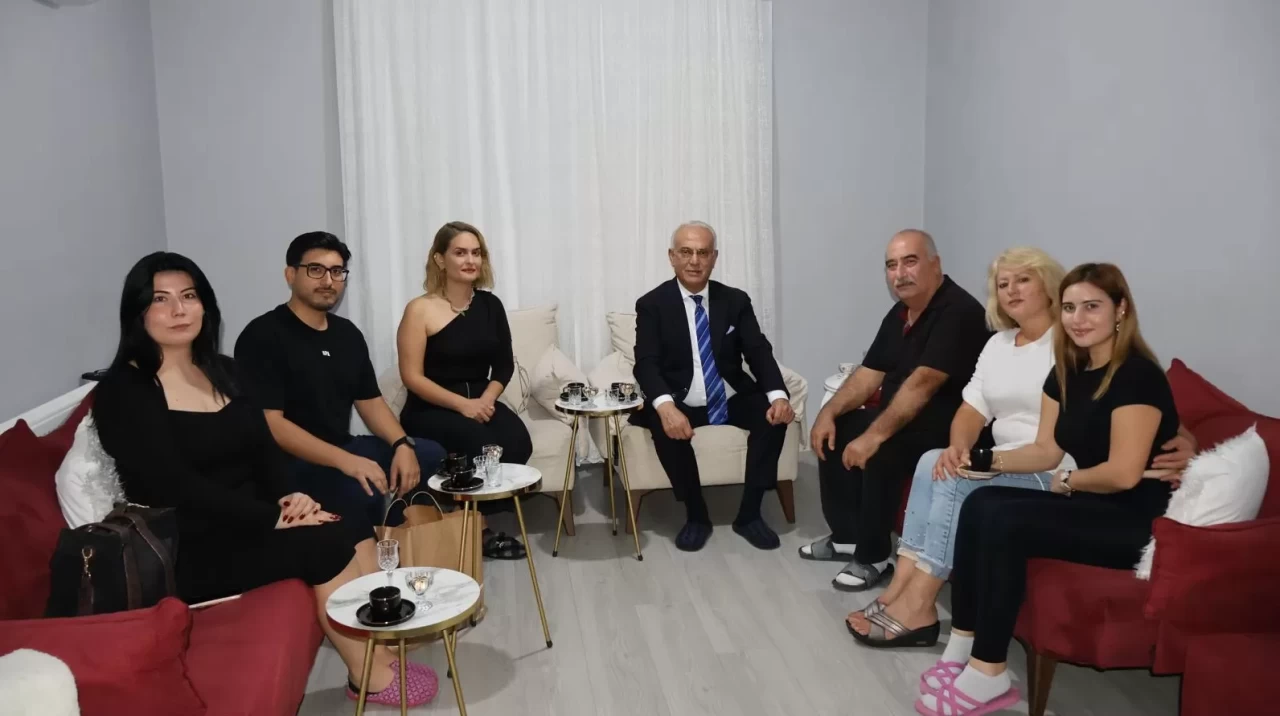 MHP Adana “Hayırlı Günler Komşum” ile gönül kapılarını aralıyor! İlk günde 45 ayrı ev ziyareti