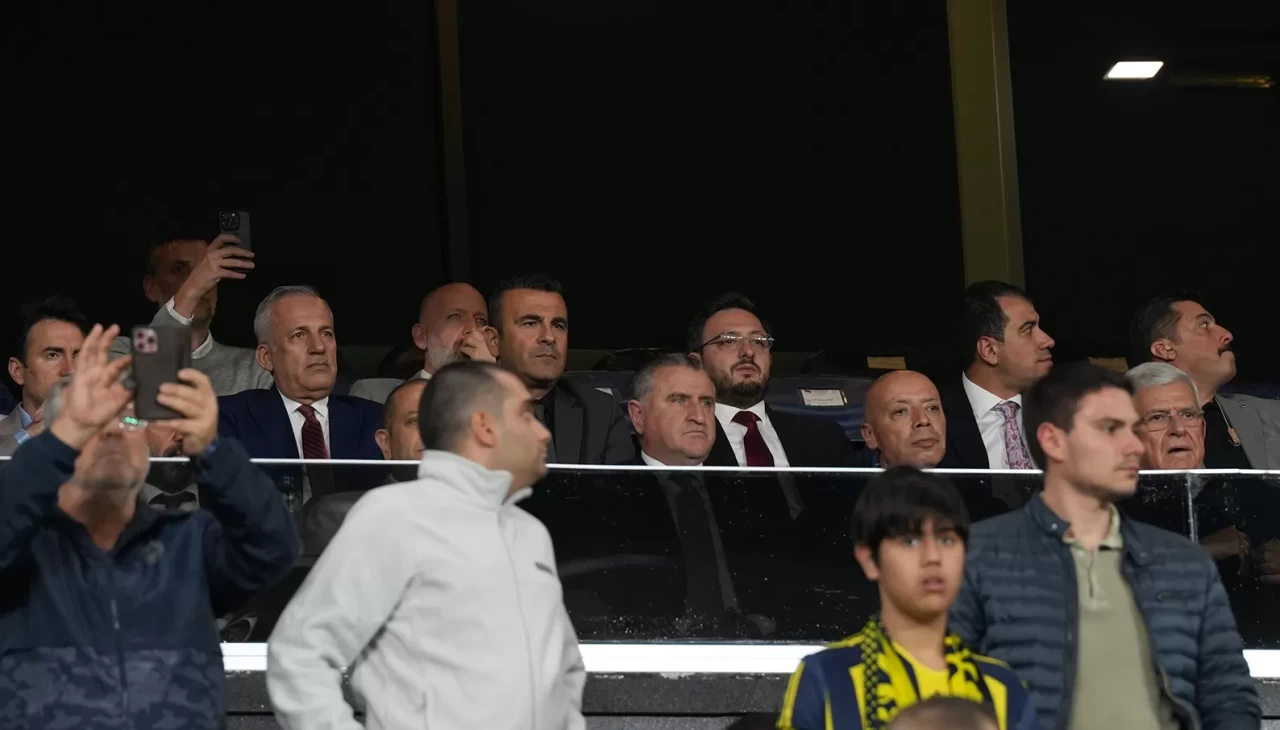 Bakan Bak ile Montella, Fenerbahçe-Nice maçını takip etti